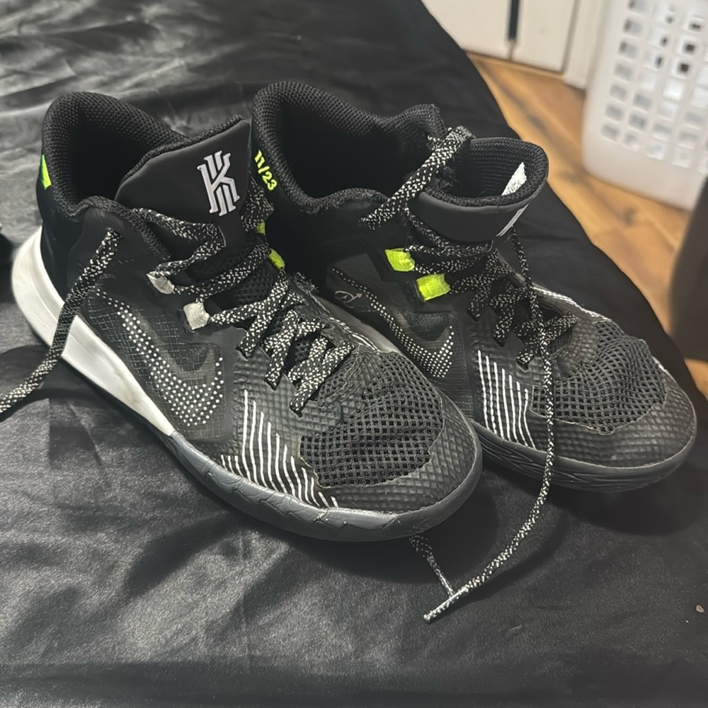 Basketball shoes, Size 3.5Y
